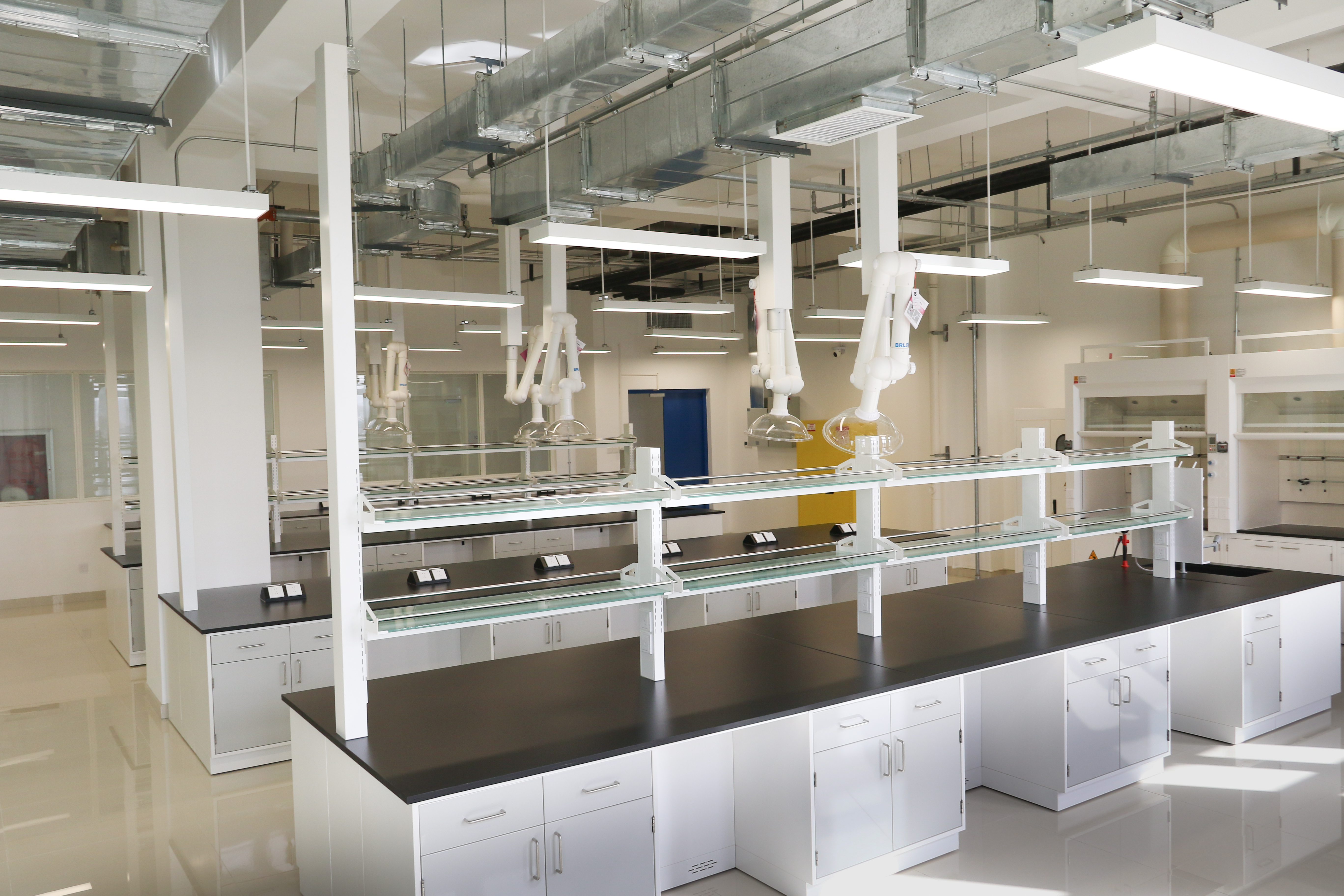 กรณี บริษัท ล่าสุดเกี่ยวกับ เฟอร์นิเจอร์ห้องปฏิบัติการของสถาบันกระบวนการปักกิ่ง ตู้ระบายอากาศในห้องปฏิบัติการ